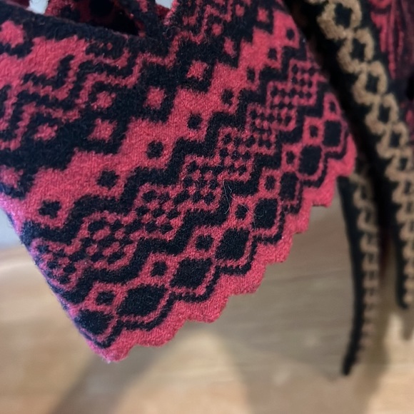 Absolutely Gorgeous Fendi top. - Picture 8 of 8